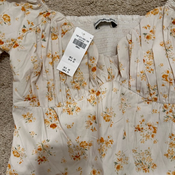 A&F Longsleeve Babydoll Poplin Tee - Picture 4 of 6